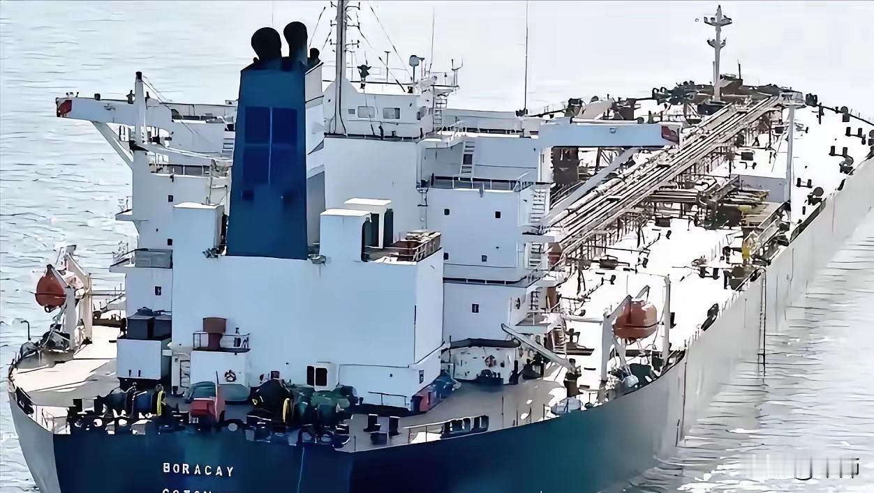 公海拦油轮：美国霸权卡住委内瑞拉命脉

俄罗斯“海马”号油轮满载着委内瑞拉的“救