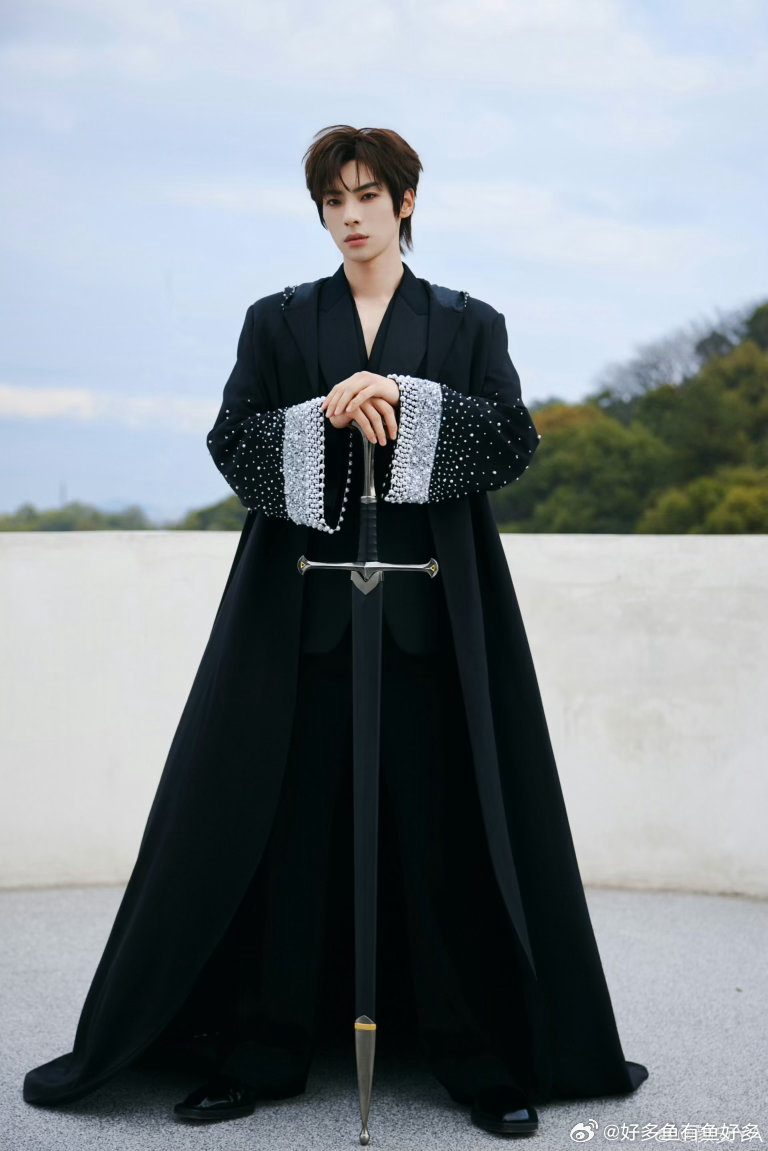 刘涛说颜安现在好火 无限超越班走出的颜安，火到被刘涛盖章认证！街头、机场、电梯全