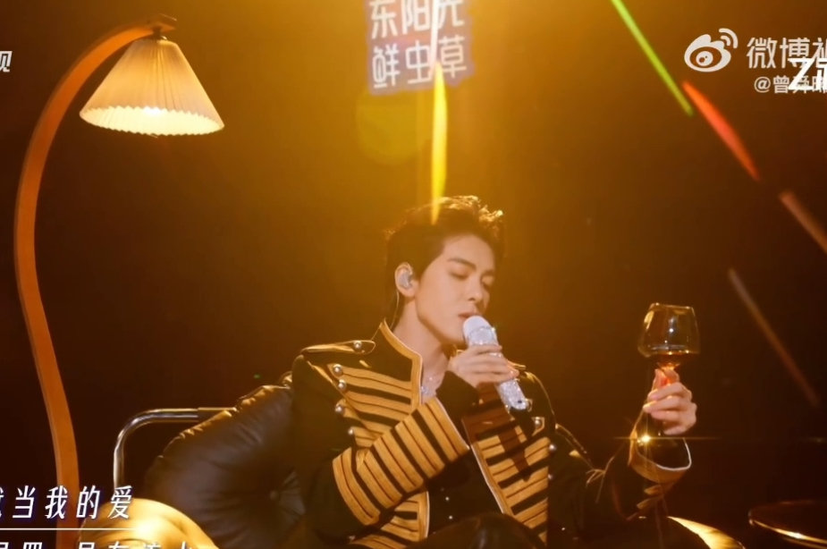 曾舜晞拿破仑外套张靓颖浇花曾舜晞摇晃红酒杯 曾舜晞拿破仑外套是真王子了 