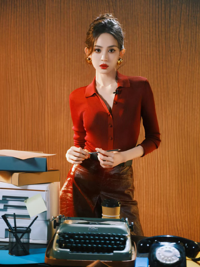 娜扎风衣红裙反差感这不就是新剧《醒来》里金宝本人嘛！表面是风情满满的舞厅舞女，实