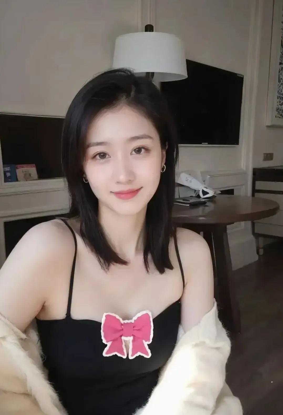 苏晴，一个36岁的独立女性，被贴上了“大龄剩女”的标签。她的内心充满了矛盾和挣扎