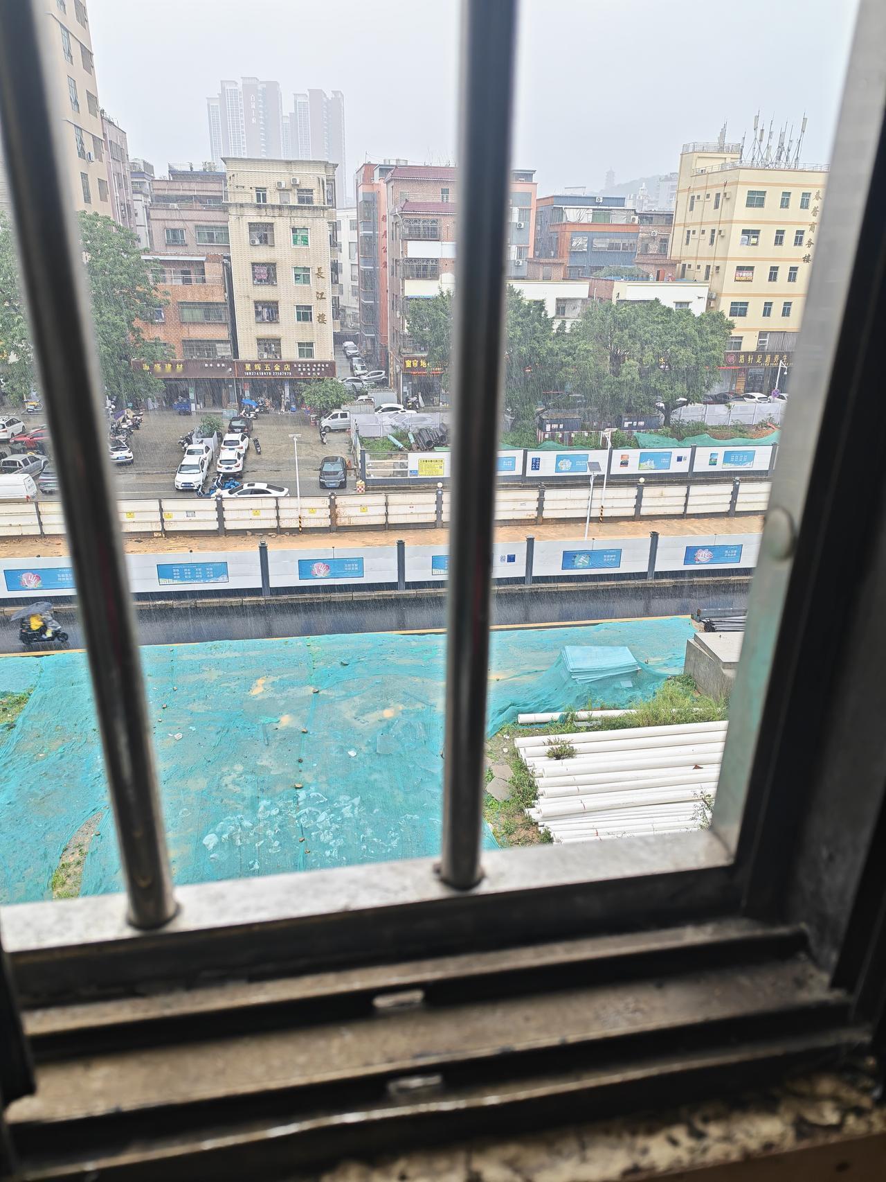 深圳这两天都在下雨，跑外卖的众包骑手有的选择出去。跑单价更高的订单，有的却待在家