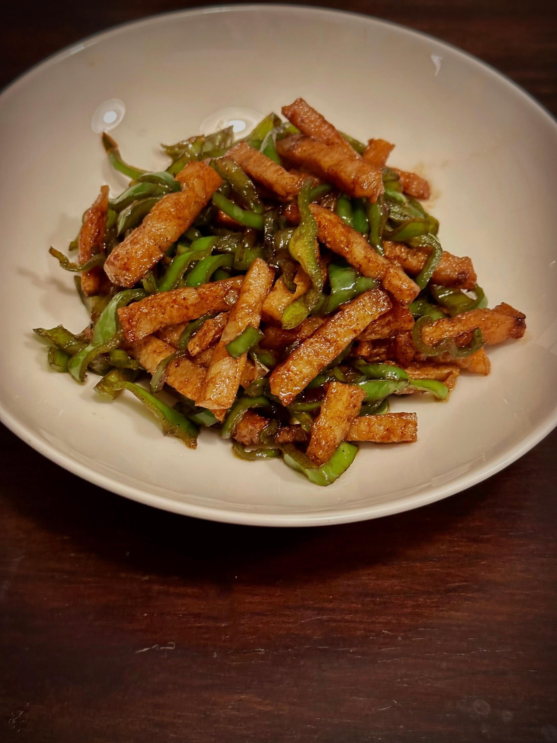 肥蛏捞线粉，干贝XO酱拌茼蒿，最下饭的是潮汕肉饼炒青椒，木耳鸡汤加几只虾肉小馄饨
