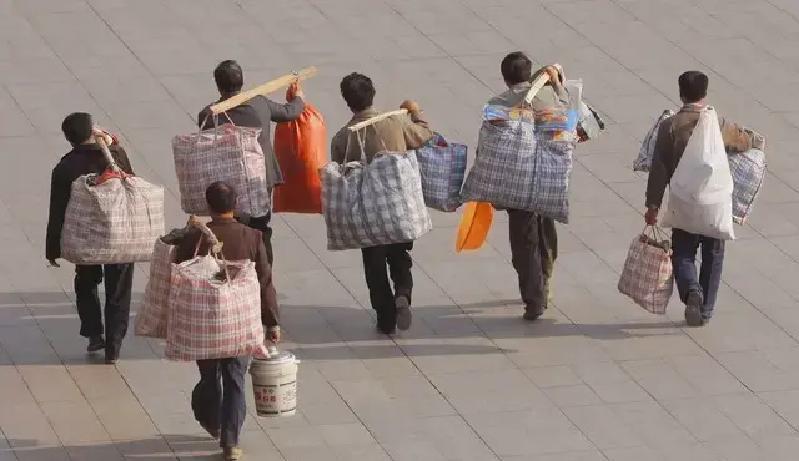 在浙江的一家制衣厂，清晨六点半，一场心酸的“挽留战”拉开帷幕：老板老陈弯腰鞠躬，