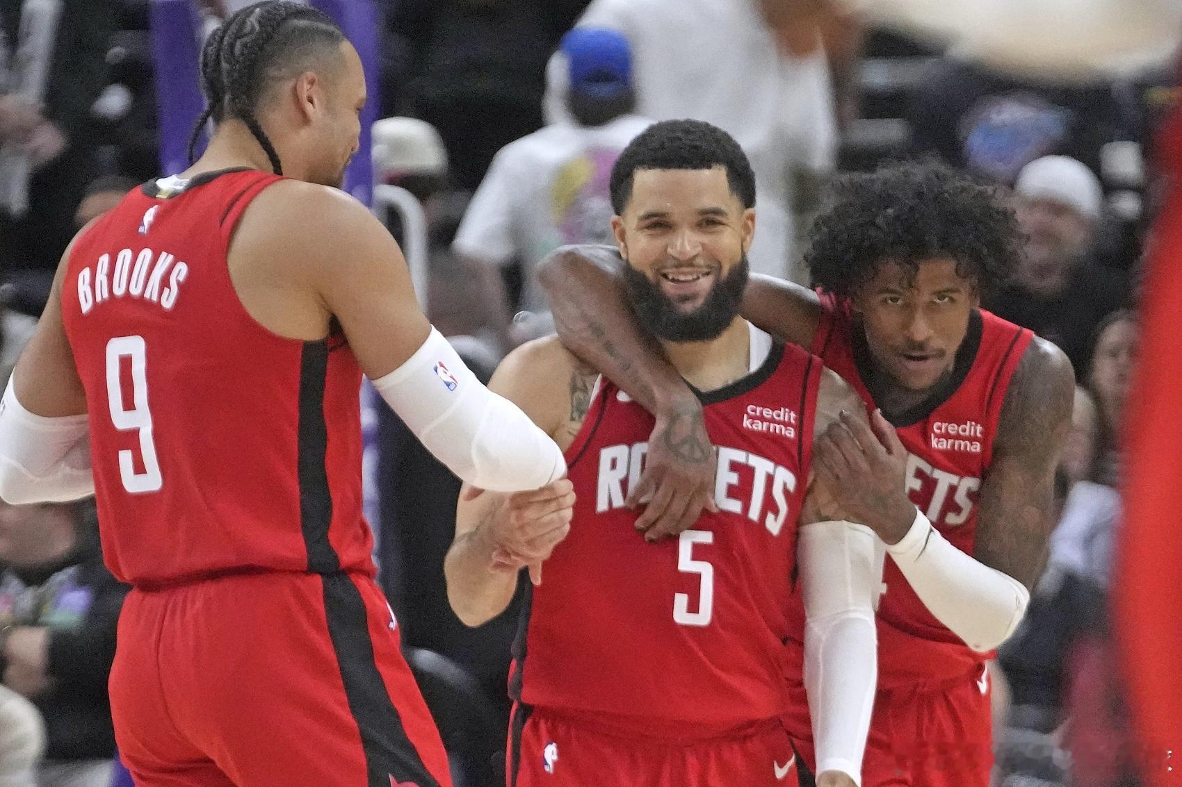 范弗利特在播客中谈到了火箭的表现谈到球队进攻效率的提升，他说：“我觉得首先是进攻