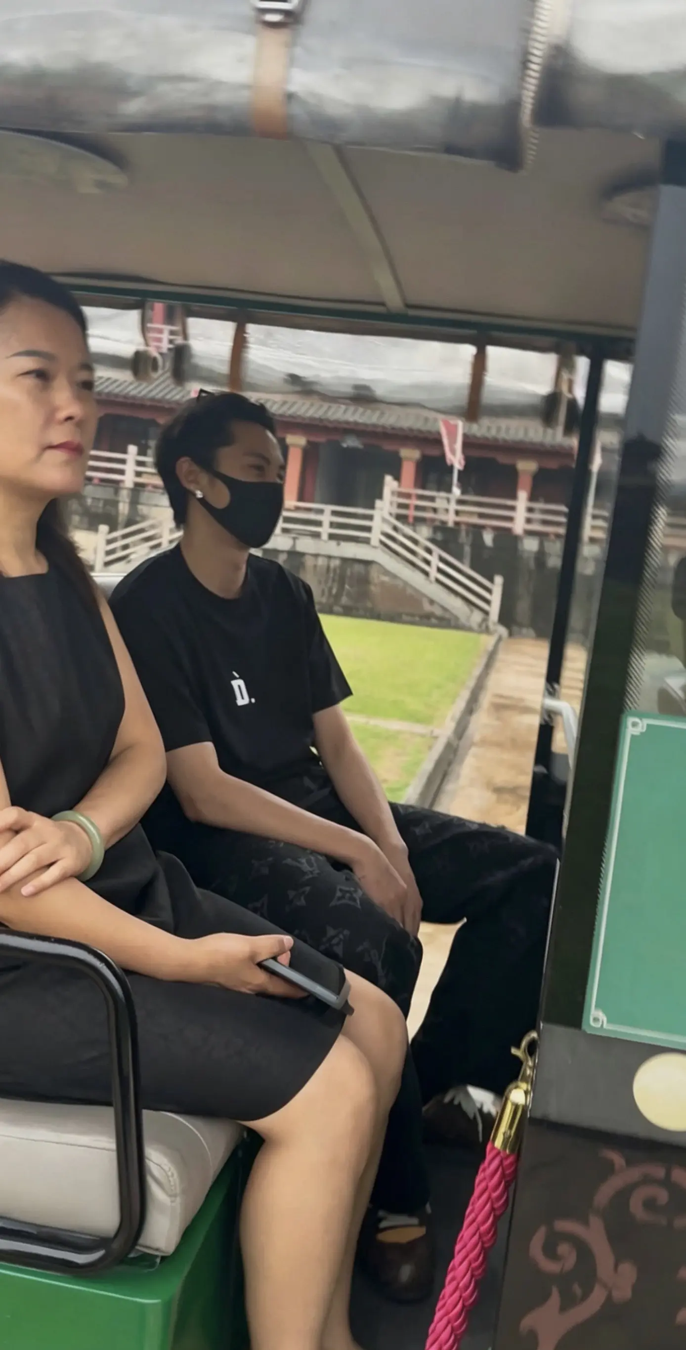 戴着口罩都掩盖不了开心 妈妈还陪着呢