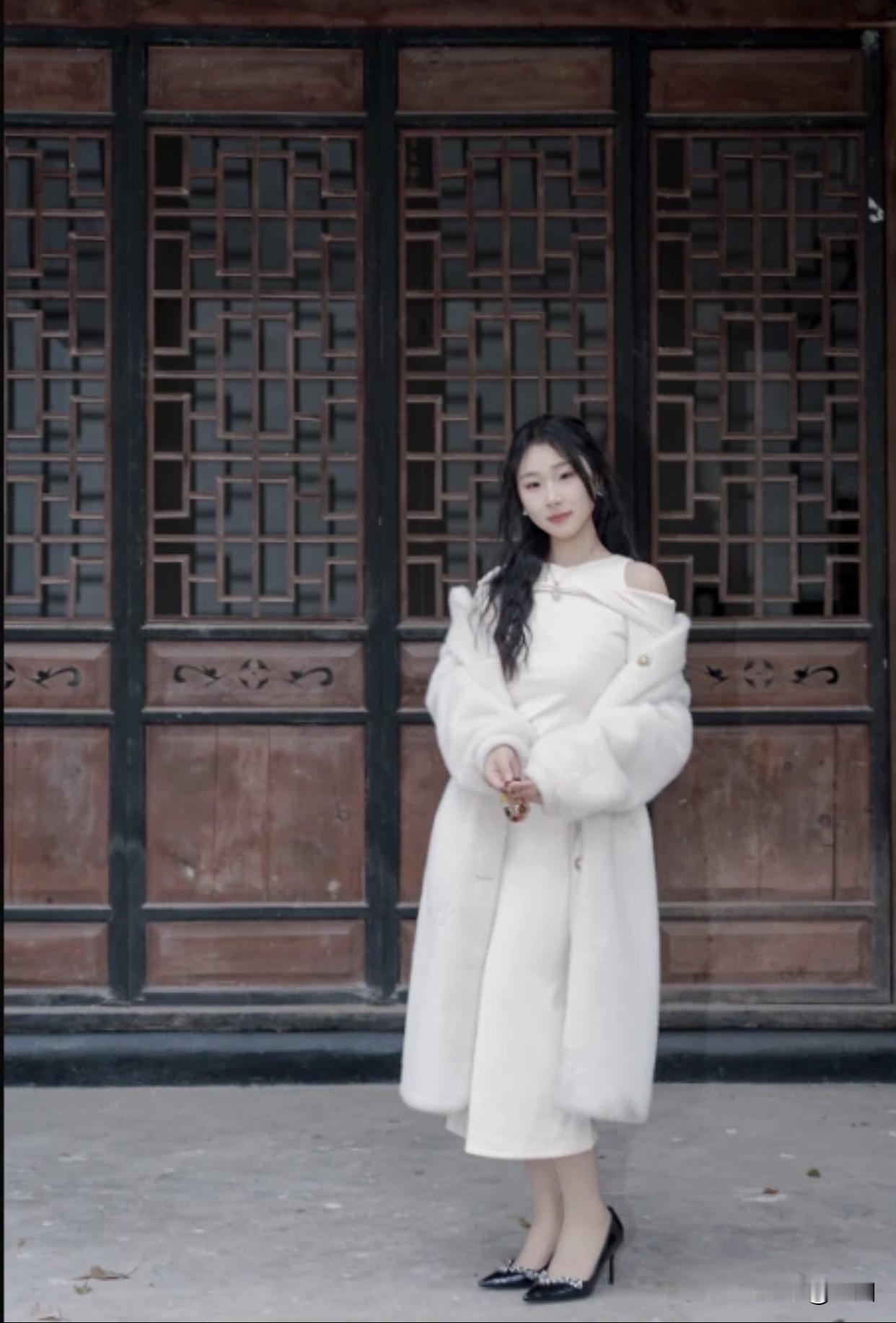 气质温柔穿搭分享优雅白裙，古典韵味，秋日漫步，韵味悠长。