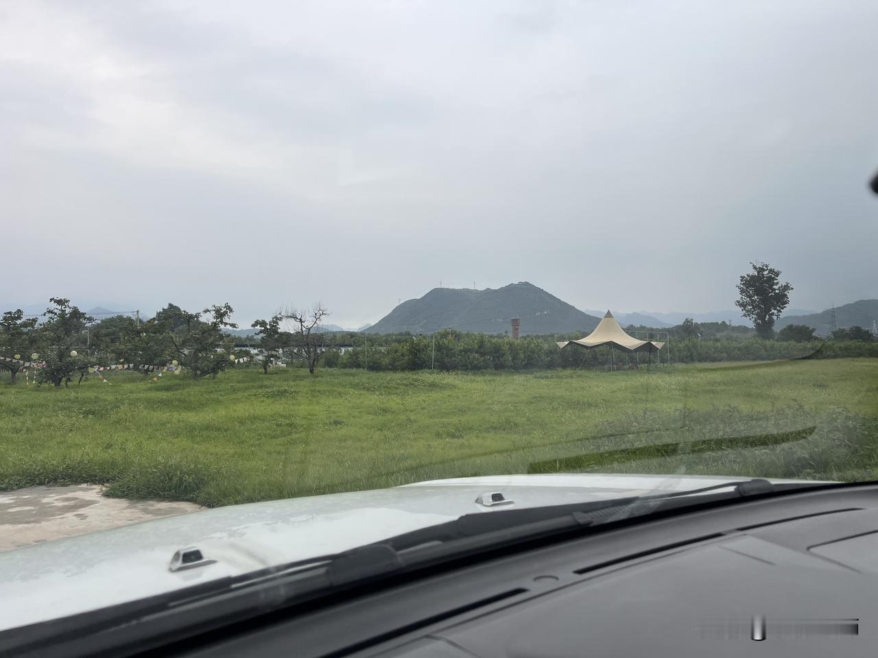 能否分享一下你拍摄的天空金海湖附近的山丘