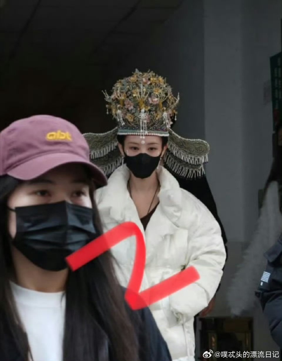 李一桐金枝妆造还原度李一桐金枝妆造一比一还原宋朝凤冠 陈雀儿还没上线已经赢麻了！