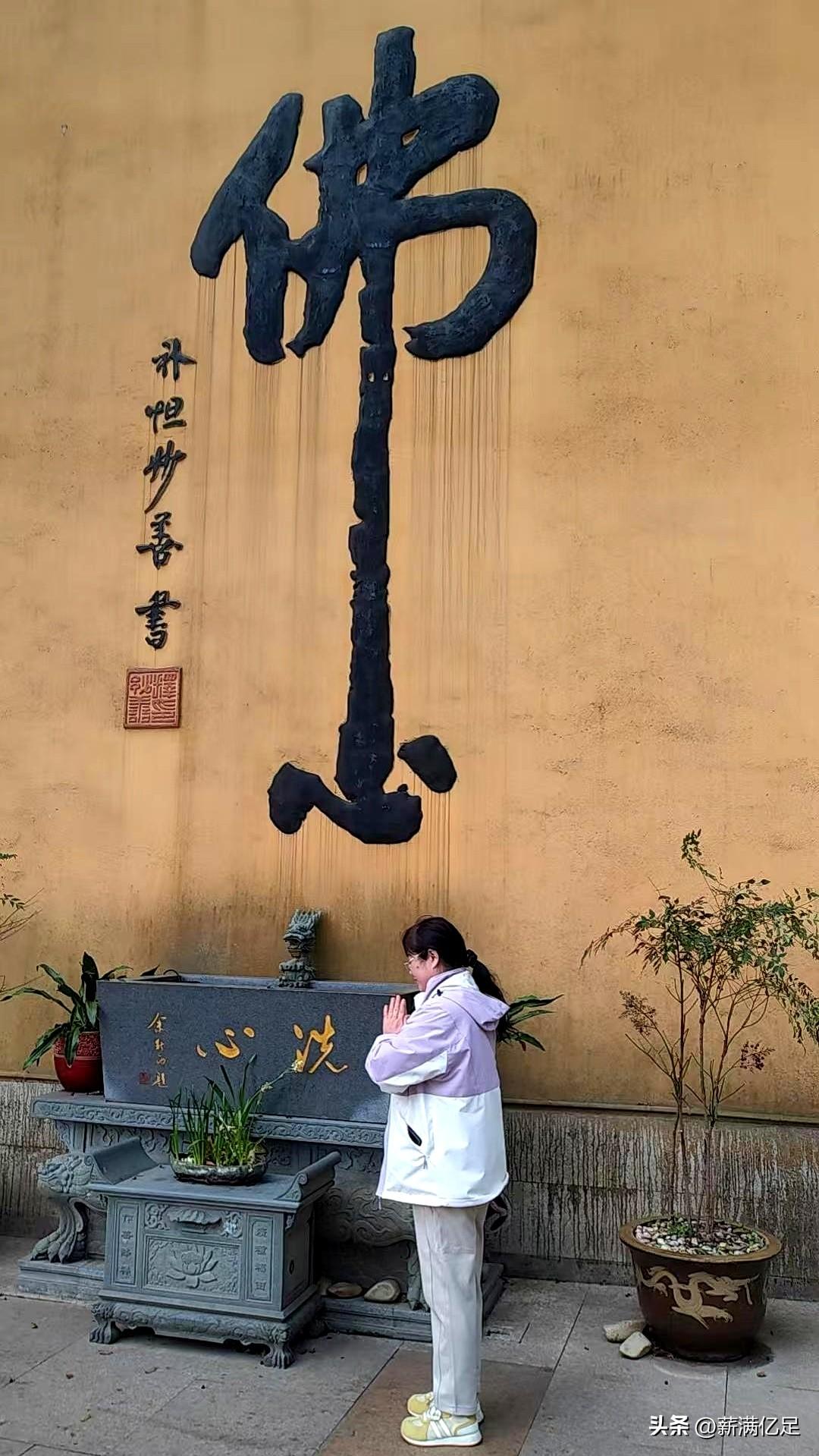 视频那头，他云淡风轻地来一句：要不把这套出掉，我去隔壁小区先交个首……当时人还在