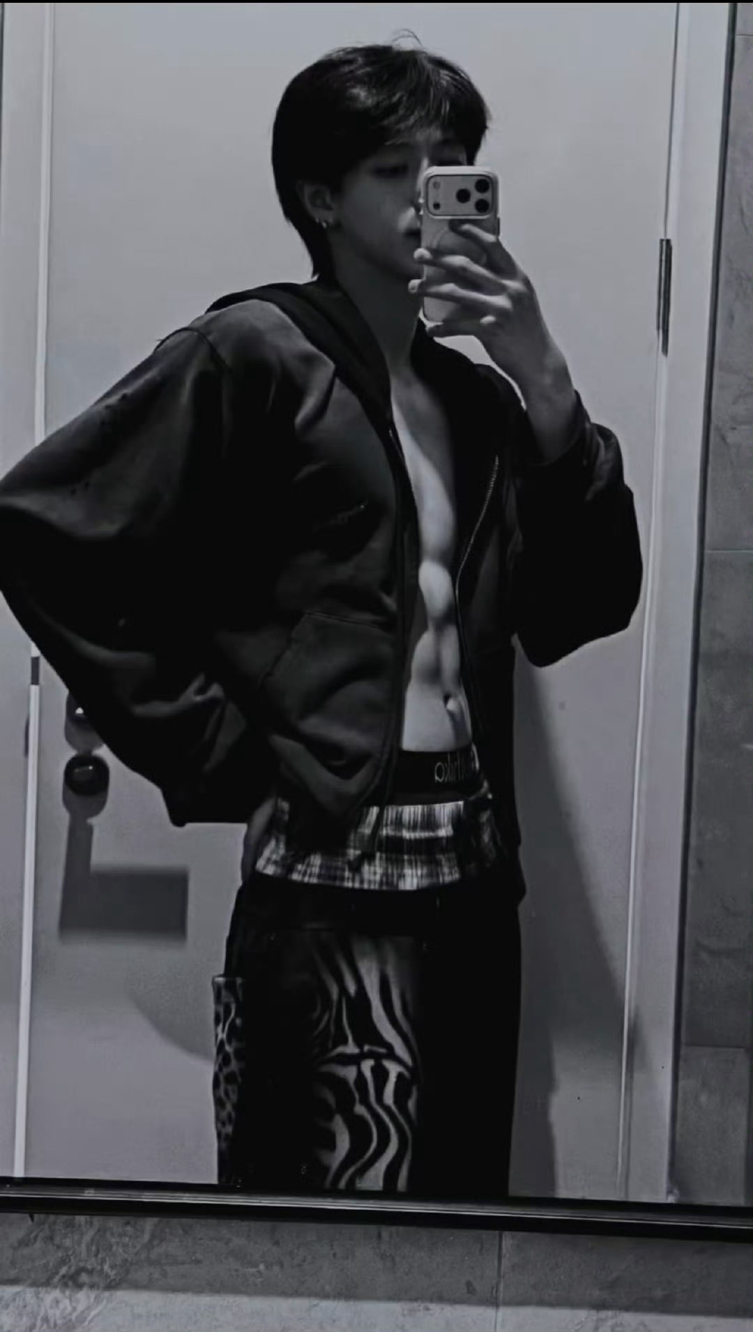 朱志鑫腹肌壁纸 朱志鑫 男人中的男人诡秘 我不多说了，你自己来品吧