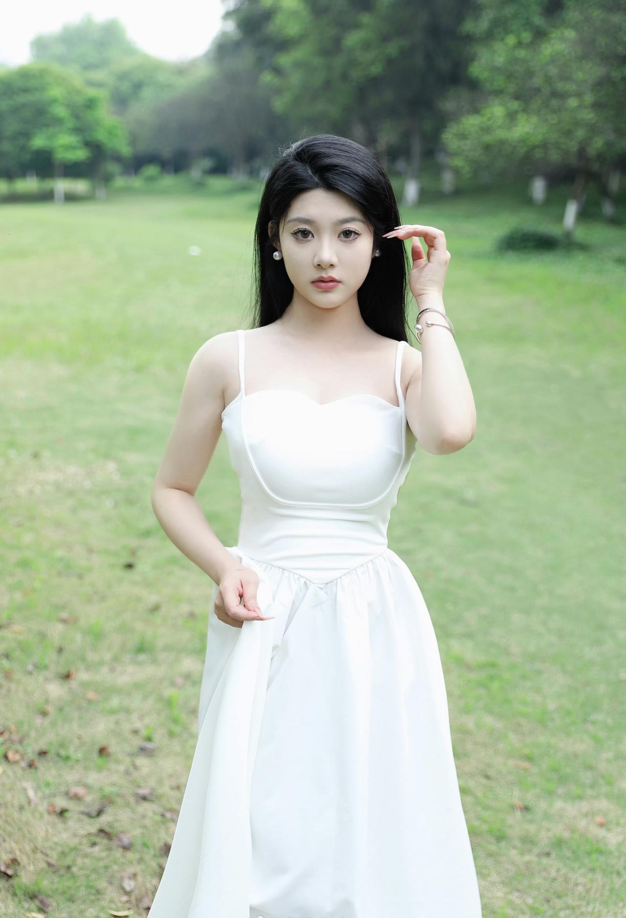 白裙与青草，是夏天最干净的诗，让绿意治愈所有情绪。