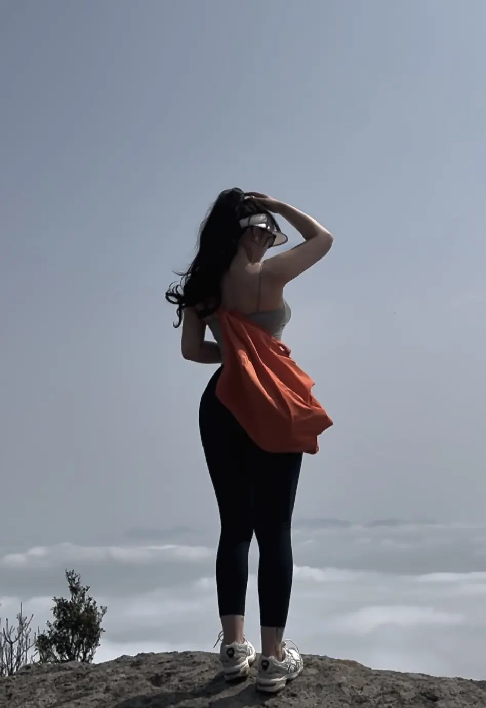 日常vlog 运动女孩 一起爬山 登上山顶看美景