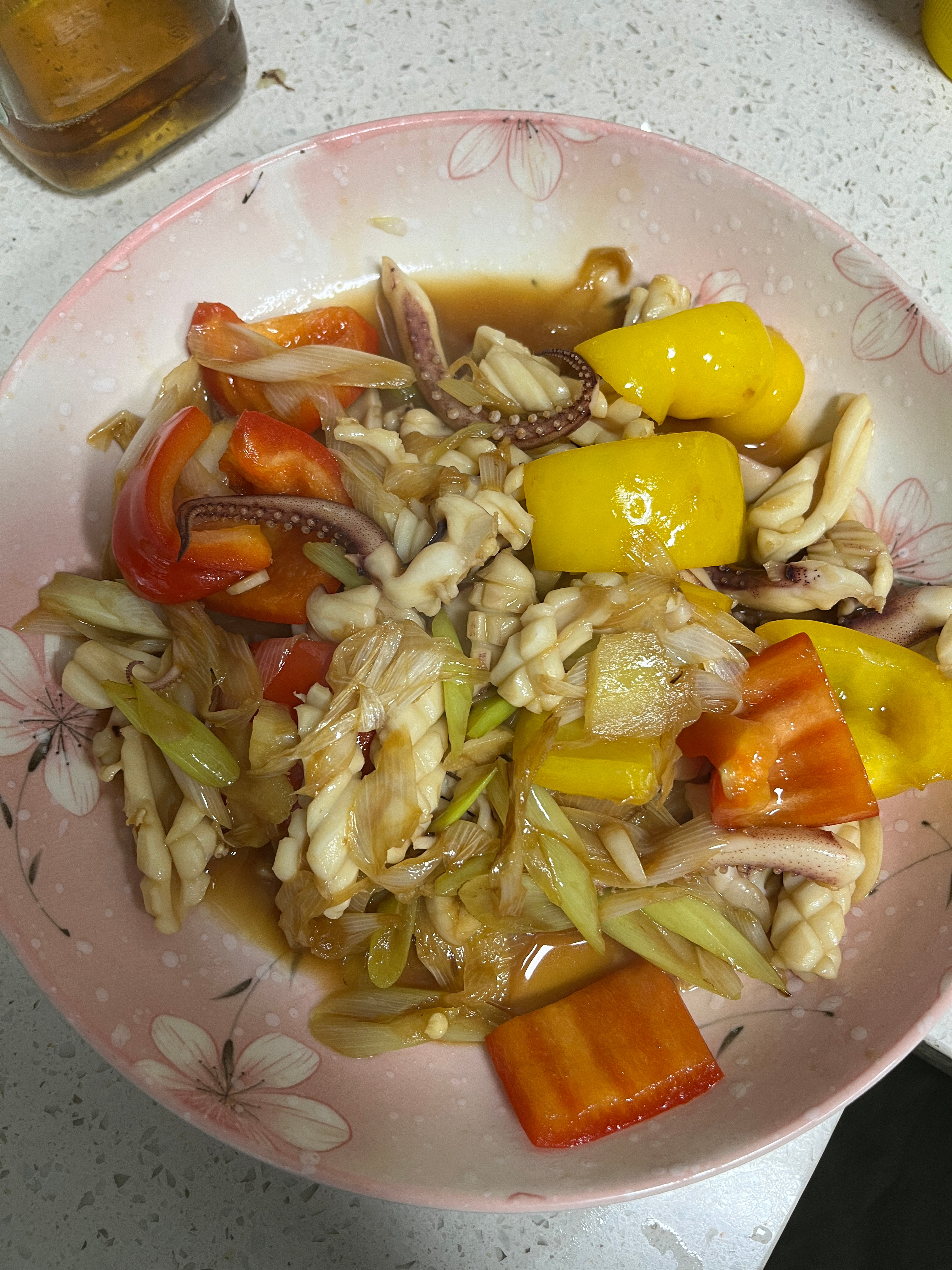 B家Day7中午上门做饭菜单：葱爆鱿鱼五花肉炒土豆片再混了一点胡萝卜加四季豆确实
