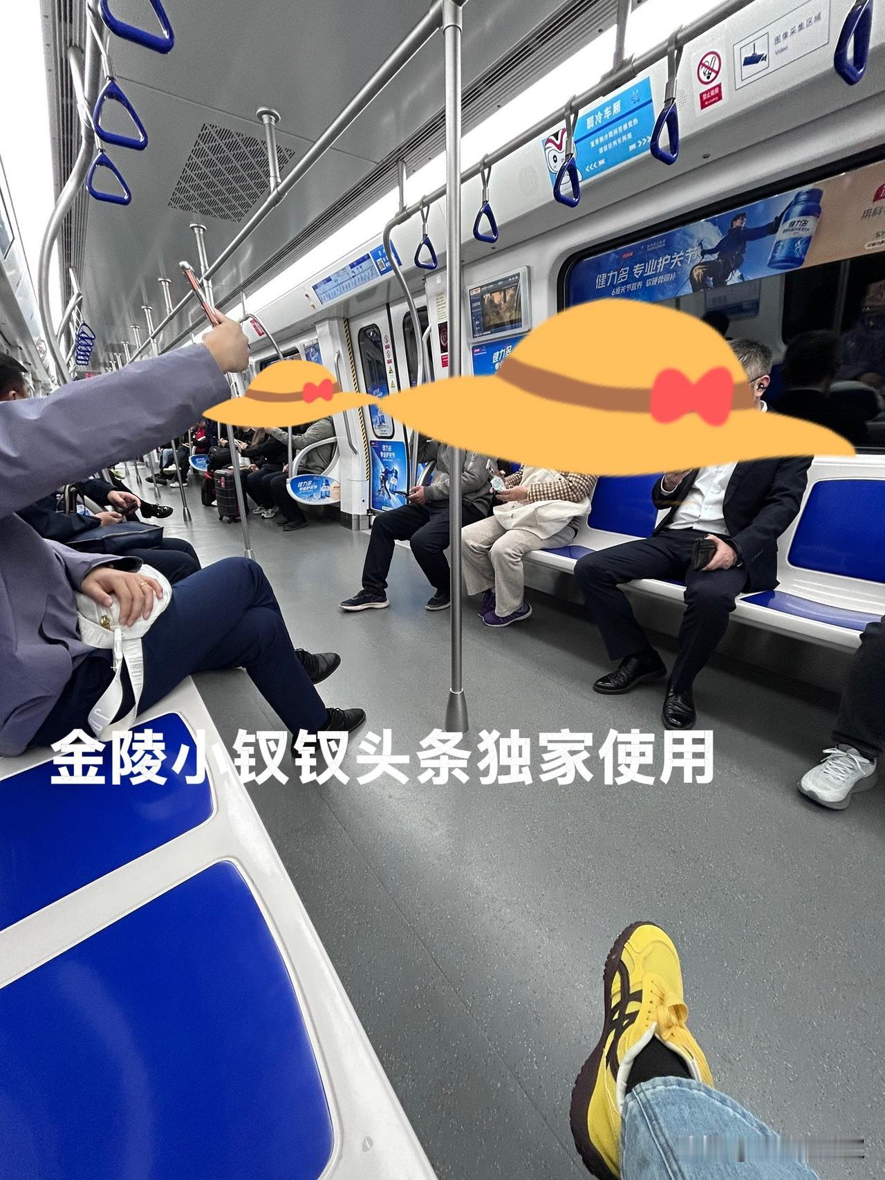 在地铁上低头看手机，忽然一种香水气味袭来，侧身一看一位男生正旁若无人地从容化妆，