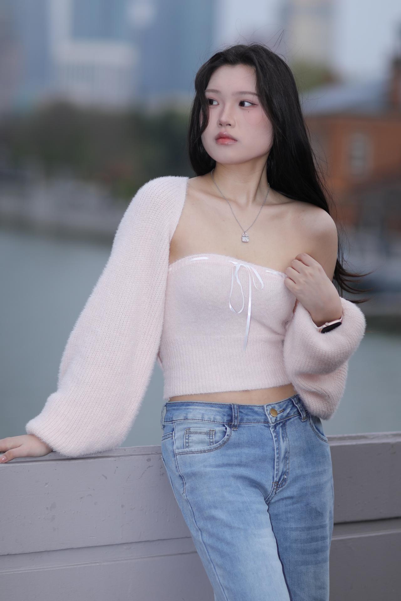 《风畔甜意》
她一袭温柔的粉色针织套装，蓬松的袖管自带软糯质感，胸前的细带蝴蝶结