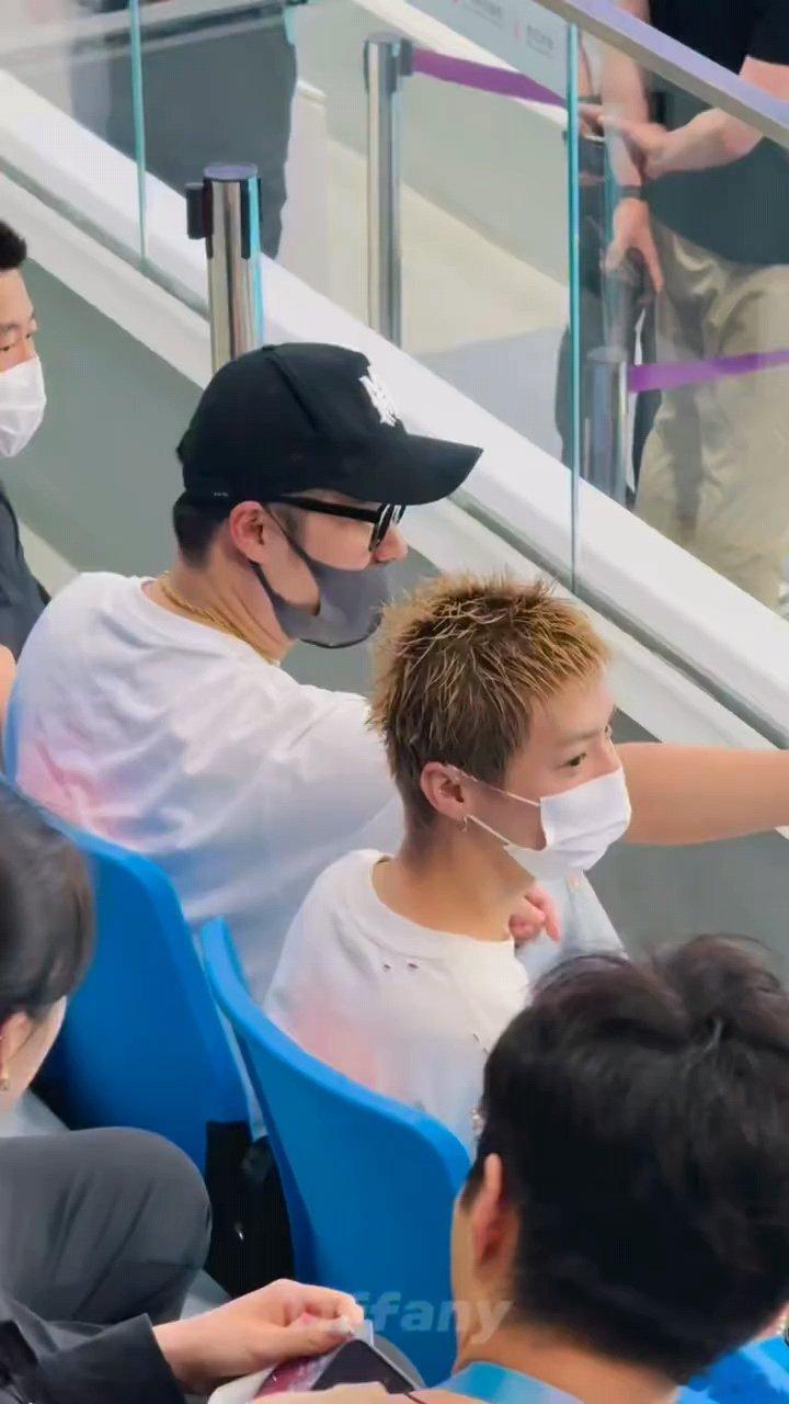 鹿晗看比赛现场放勋章鹿晗听自己的歌做颁奖背景音乐可我会像奥德修斯一样，朝着心中的