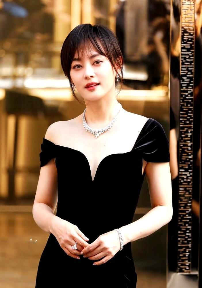 75岁的父母，6岁的女儿，让热依扎决定暂别演艺圈。

女演员总被问怎么平衡事业和