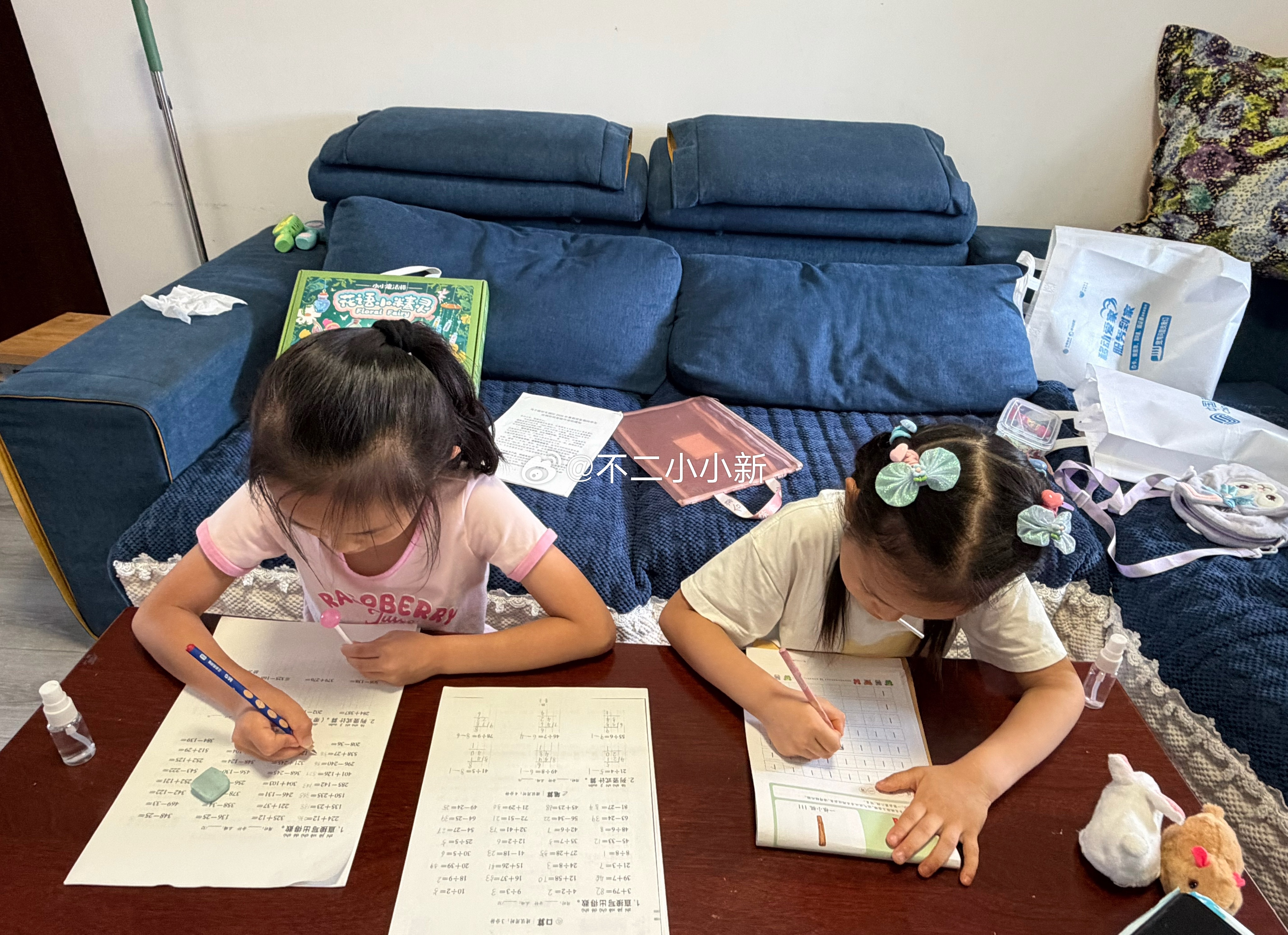 认真写作业的小孩们