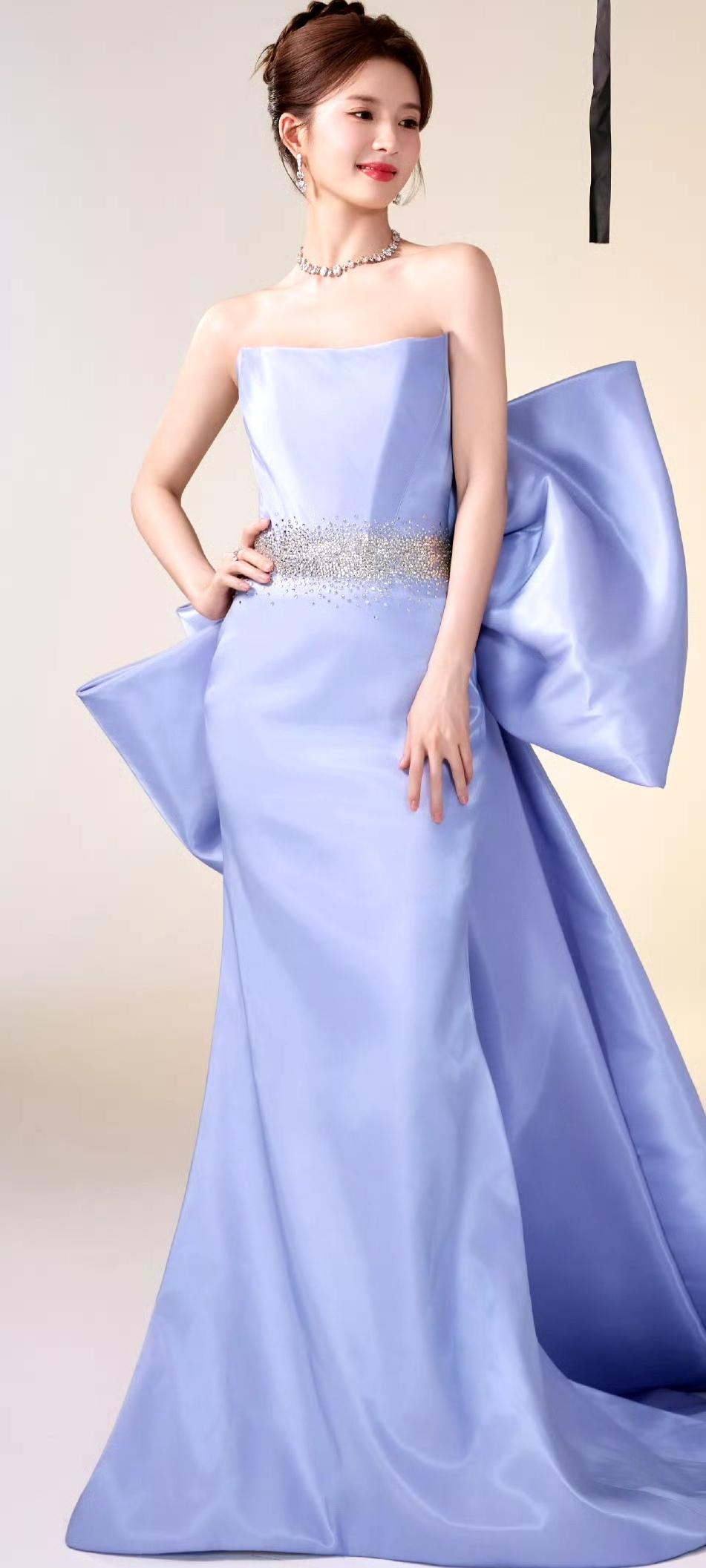 刘些宁，优雅蓝裙，闪耀珠宝，尽显女神风范！💙✨