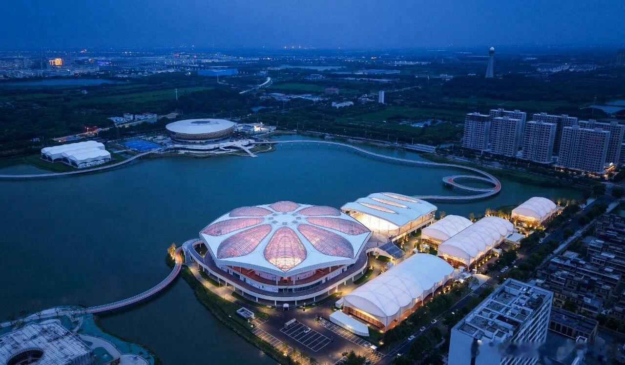 🟠湖州WTA125的这场地看起来很高规格今天袁程依依、郭美琪、李宗钰等出战资格