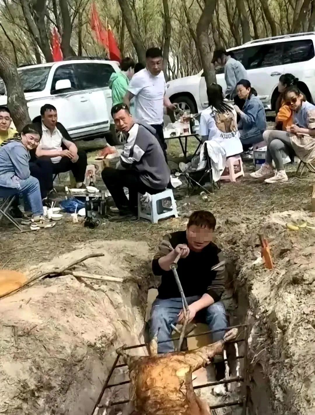 网友：有时候工作就跟公司团建一样，一个人干活，一群人等着吃饭。。。[酷拽]