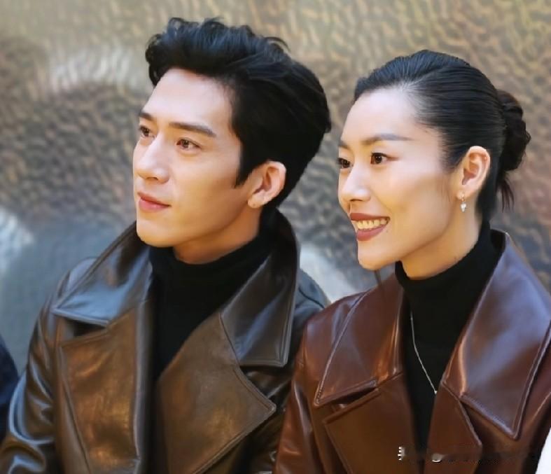 发现井柏然和刘雯在一起后，
他那股奶气没了，
反倒显得格外“大牌”！
查了下，他