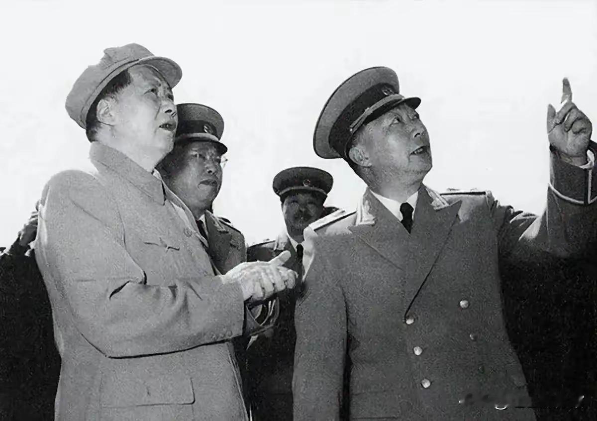 毛主席与粟裕将军一同视察观摩，两人抬首远眺，交流探讨国防建设规划。老一辈革命将帅