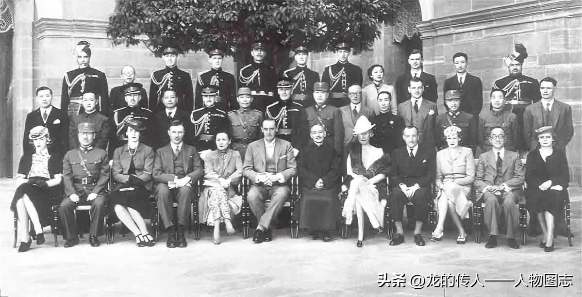 1942年2月9日，蒋介石、宋美龄在印度总督府与林里资哥总督夫妇等合影