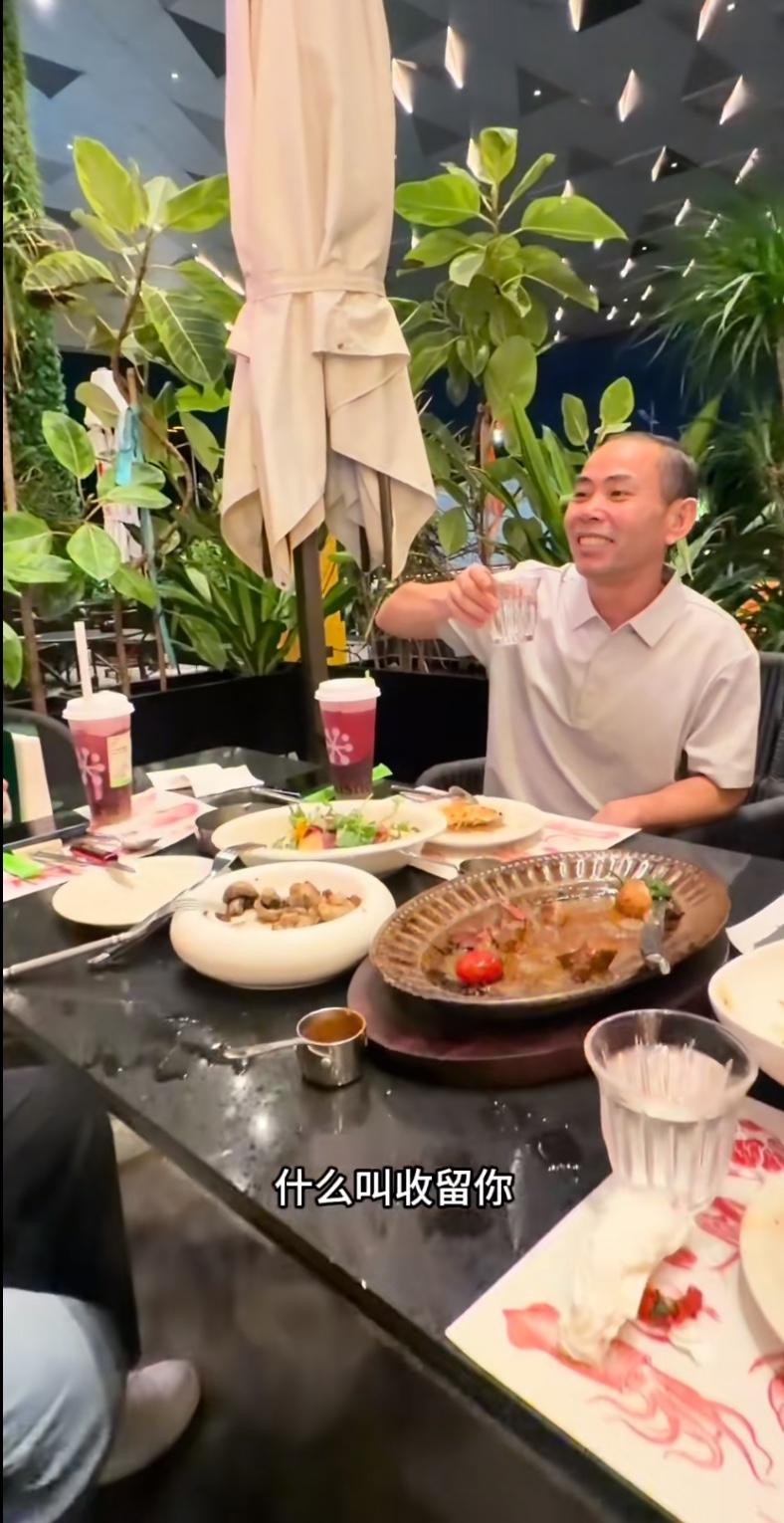 张大炮的老大哥，老廖走投无路，无处可去。幸得广东中山奈斯王收留了他。

端午节吃