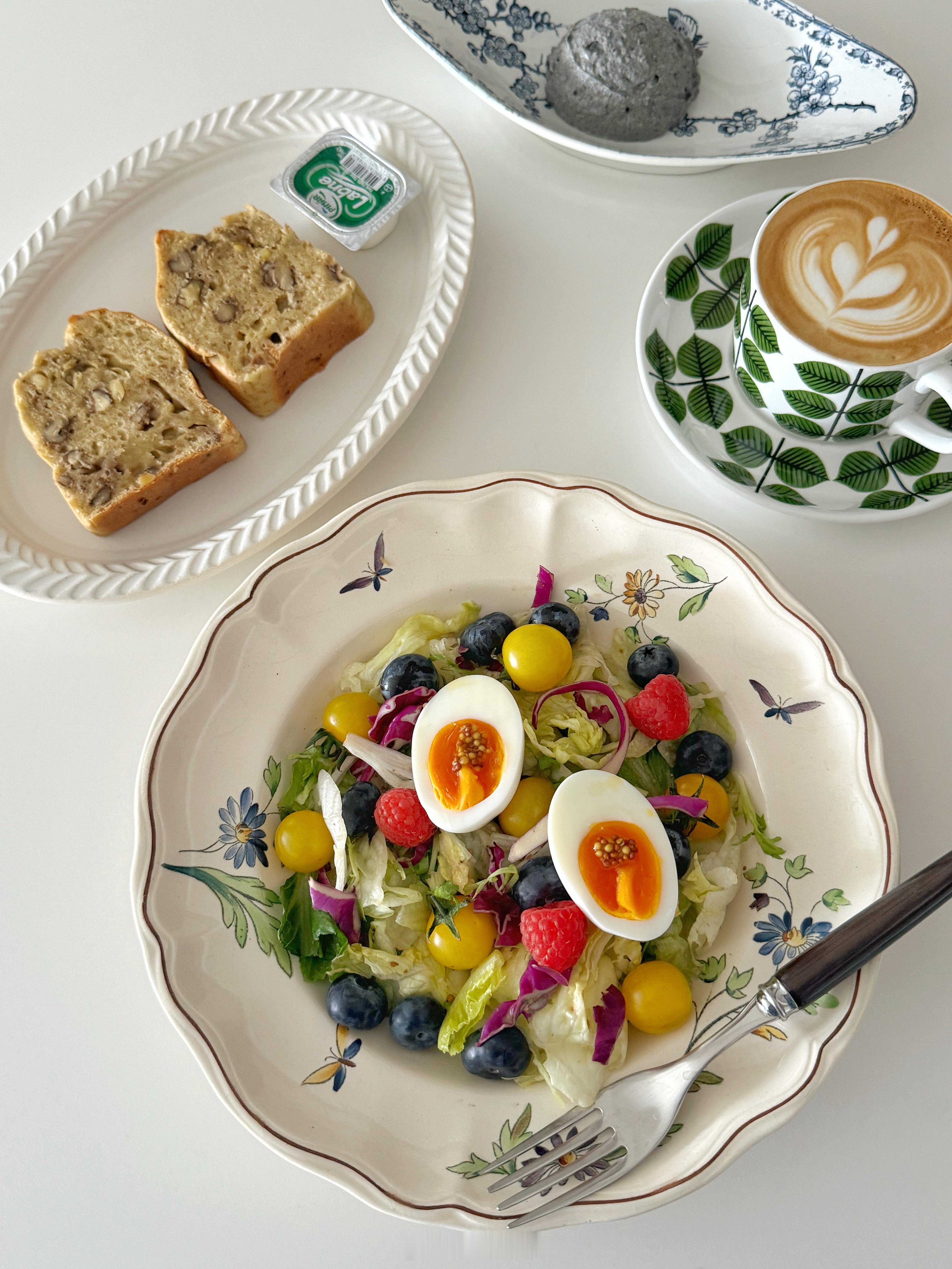 周末的缤纷brunch🍃🌸🫐🍅天热了又开始喜欢生食蔬菜了🥬凉亭的咖啡杯