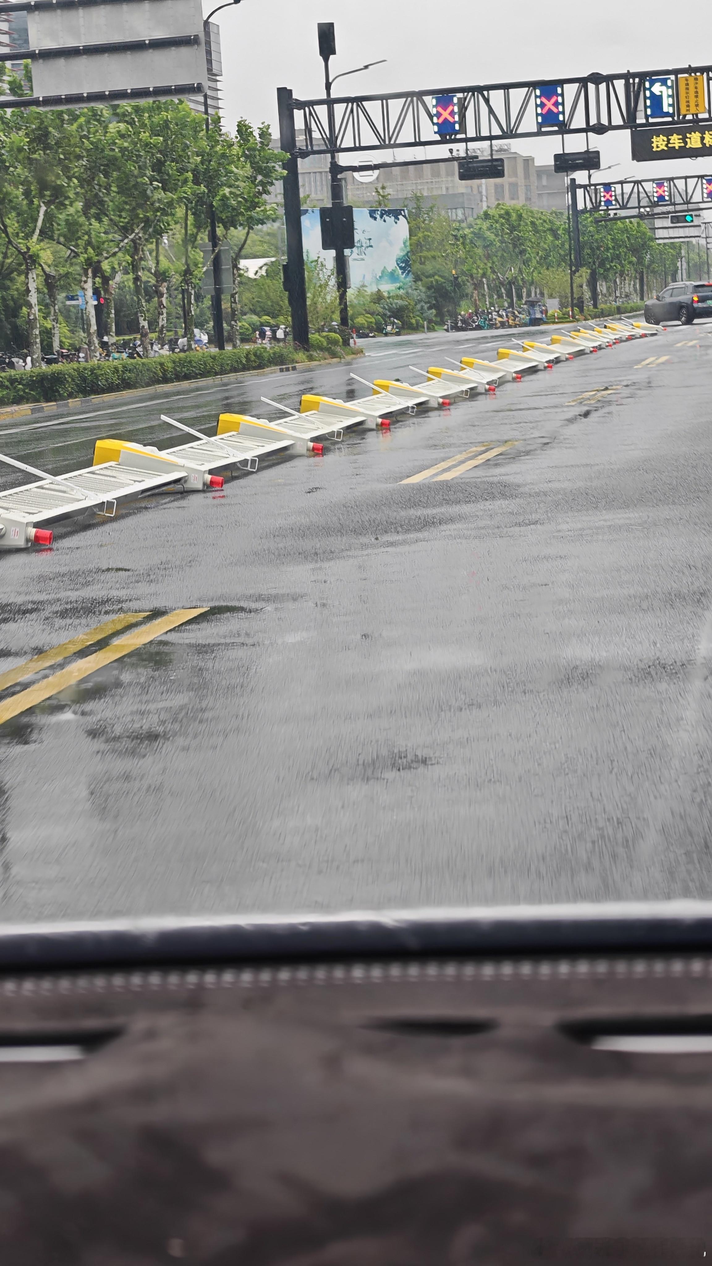 上海极端强降雨上海路边的潮汐机器人扛不住倒下了