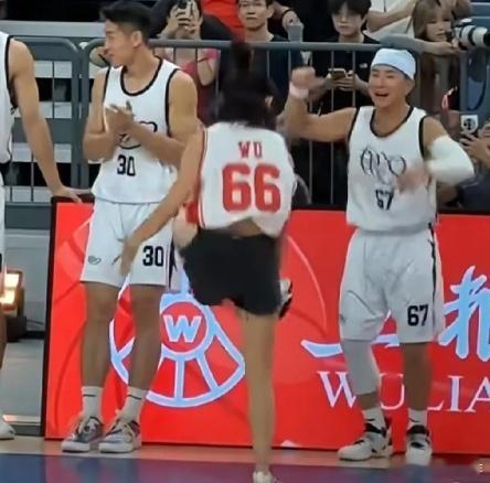 吴艳妮惊喜亮相姚基金慈善赛，和刘畊宏互跳本草纲目，就喜欢这种明媚张扬的青春，充满