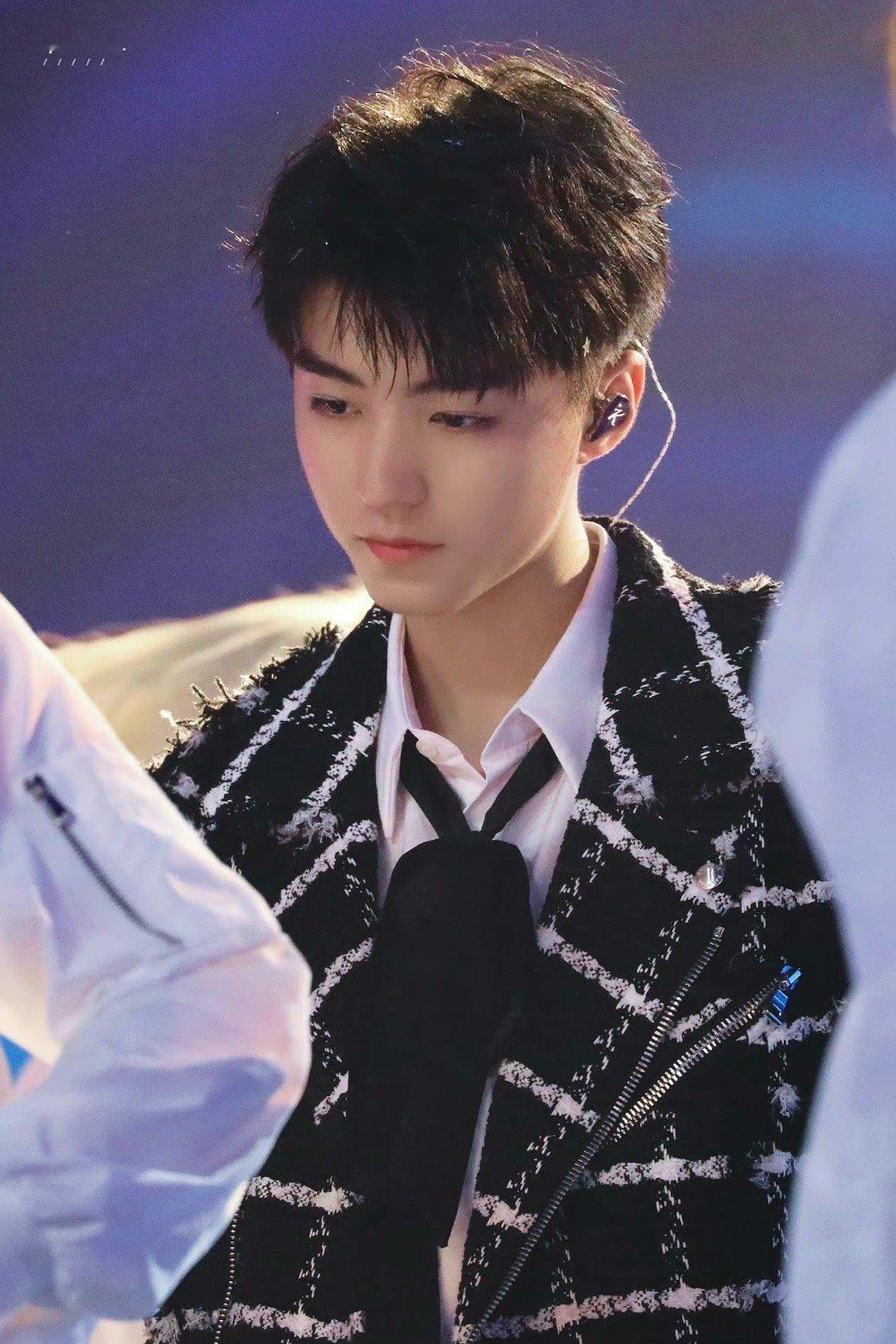 #王俊凯[超话]# 终于又到了把19年年中盛典大明星美貌发出来给大家欣赏的这天了