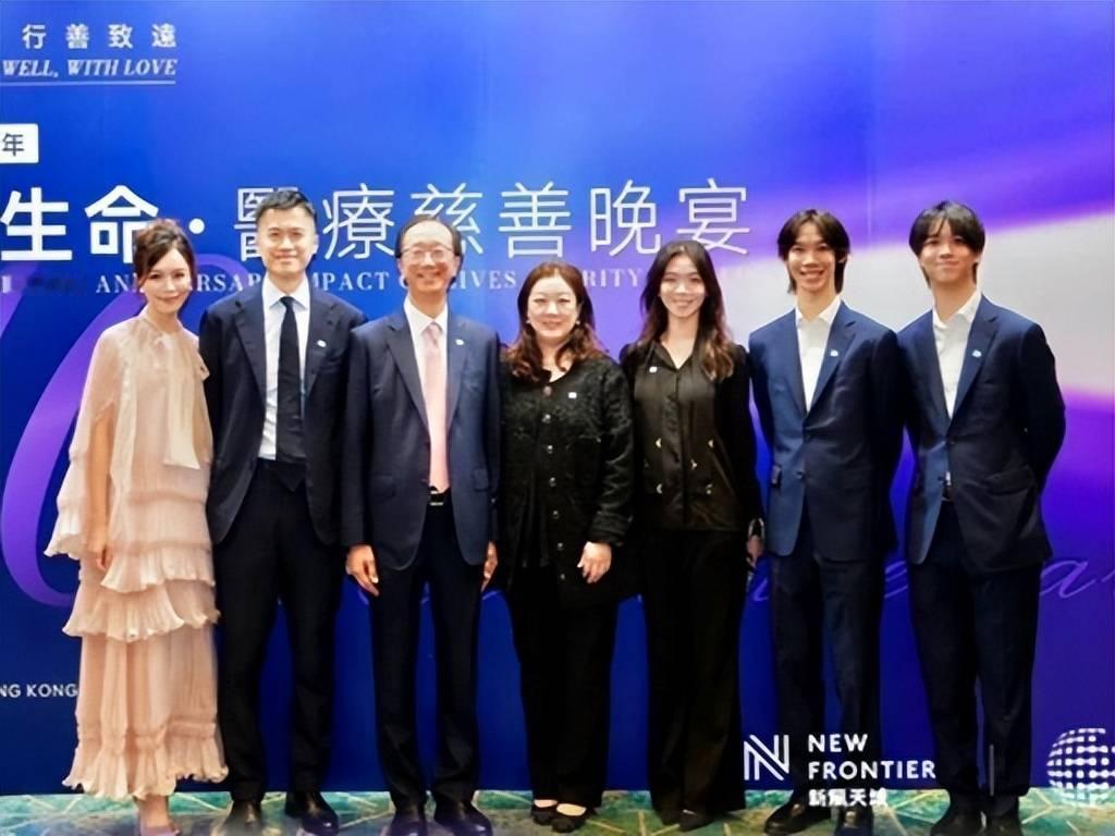 伏明霞近况
 
曾经14岁就拿下奥运金牌的跳水女皇伏明霞，今年48岁，定居香港，