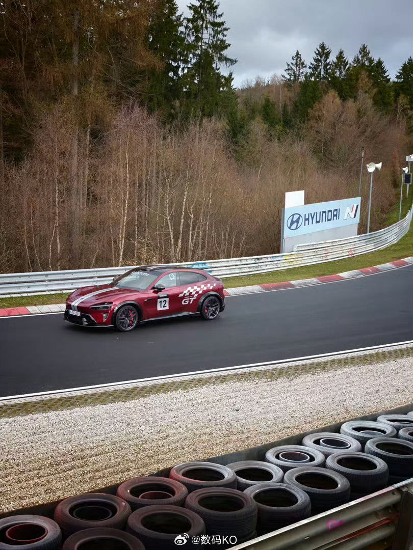 小米YU7GT无伪装现身纽北，这姿态真帅，建议对标小米的，先去跑一个纽北成绩出来