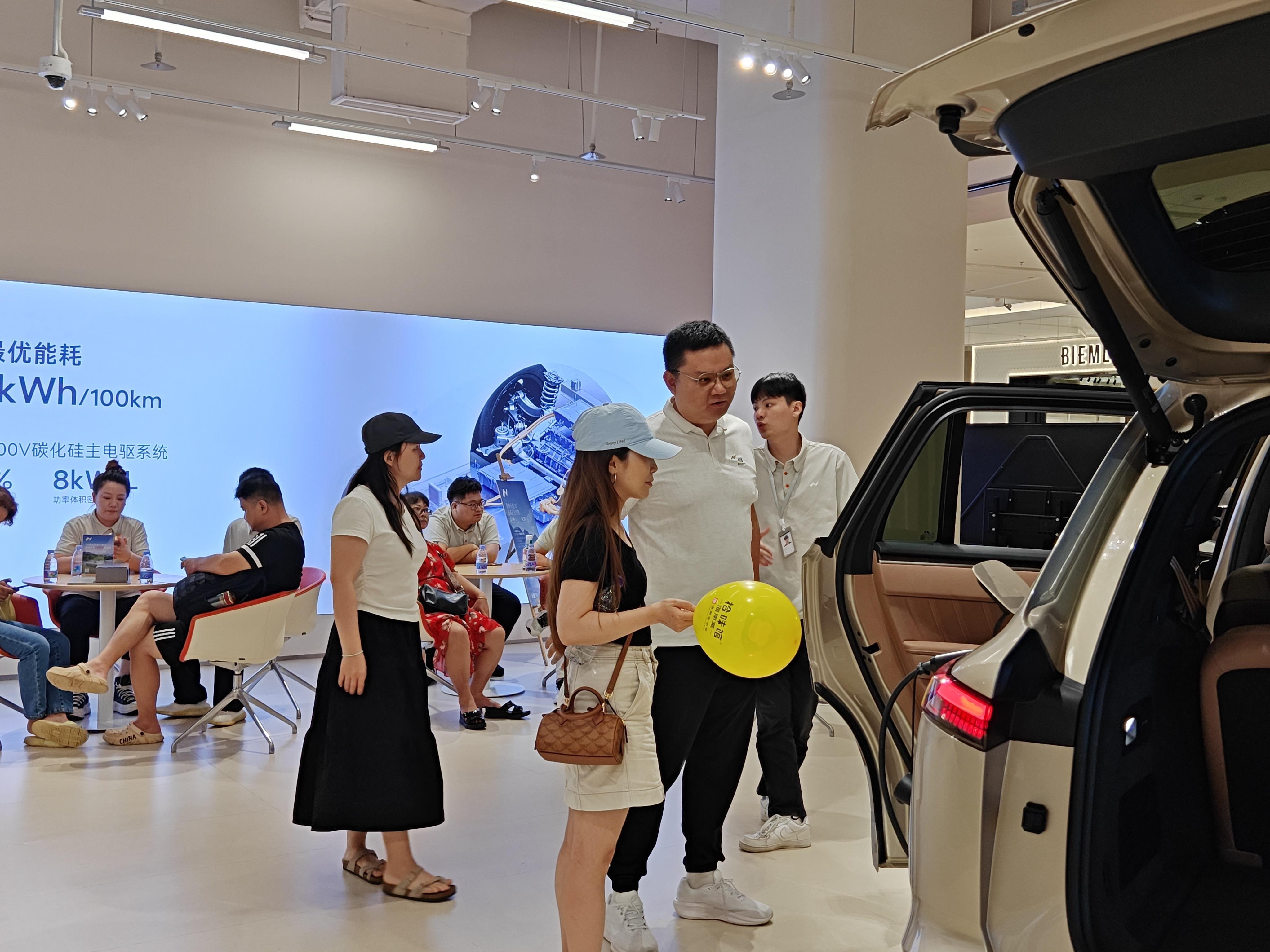 乐道L90今日门店情况，坐标海口龙湖天街。今天是周五啊，是工作日啊，各位车友你们