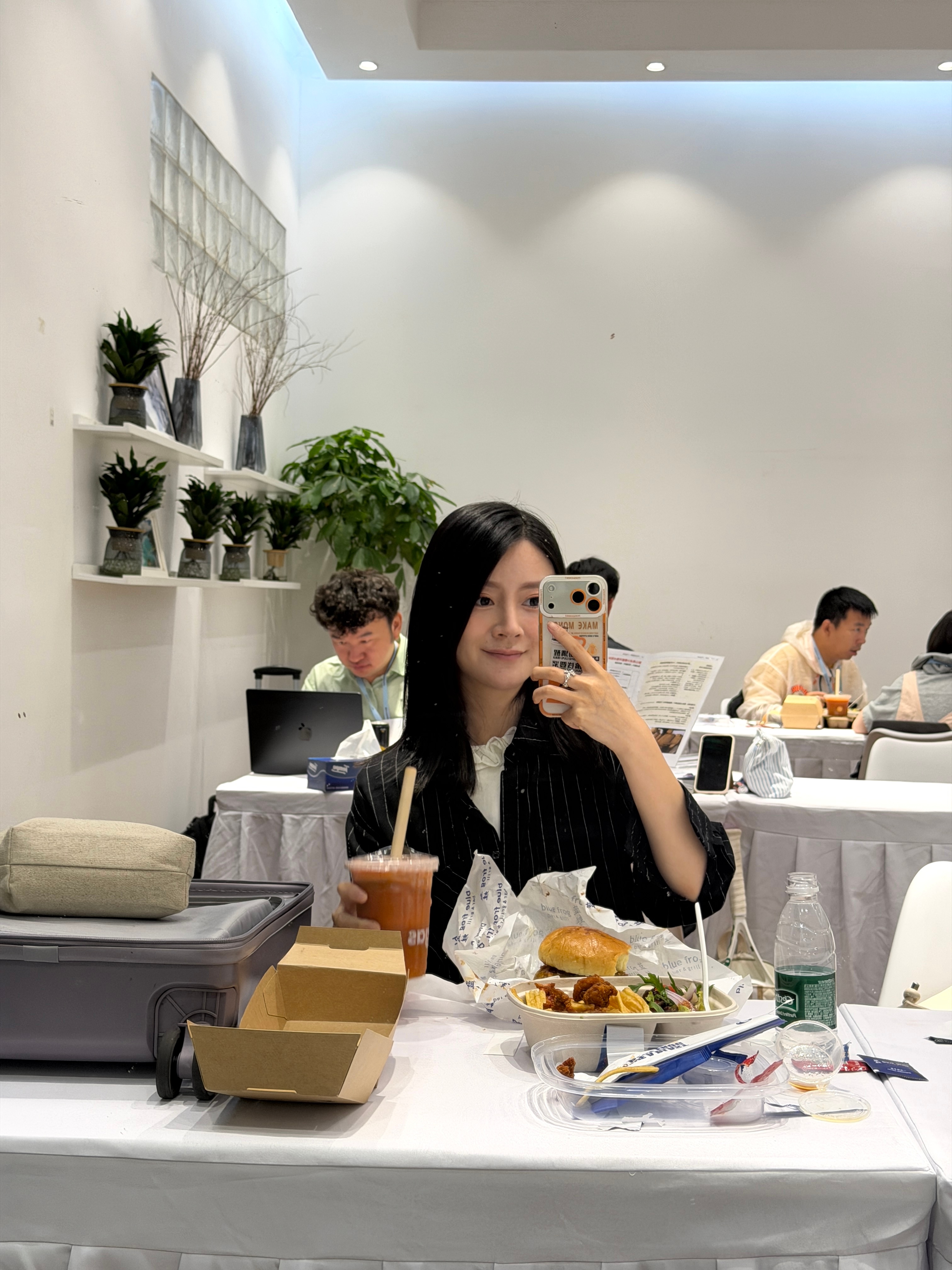 有些“村里人”就是矫情，客户点的蓝蛙汉堡套餐不吃，非要自己斥巨资25块钱点了一碗