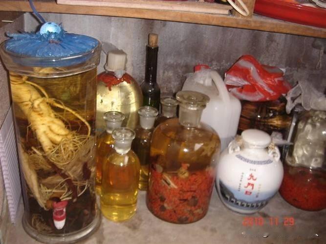 “天理何在？”福建厦门，一男子在自家院里晒草药，一村民路过时，偷拿了两把回家泡酒