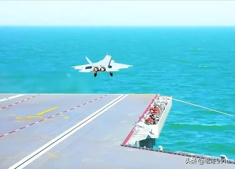 歼-35完成辽宁舰滑跃起降：隐身千里眼激活远程导弹，打击半径超1600公里
当2