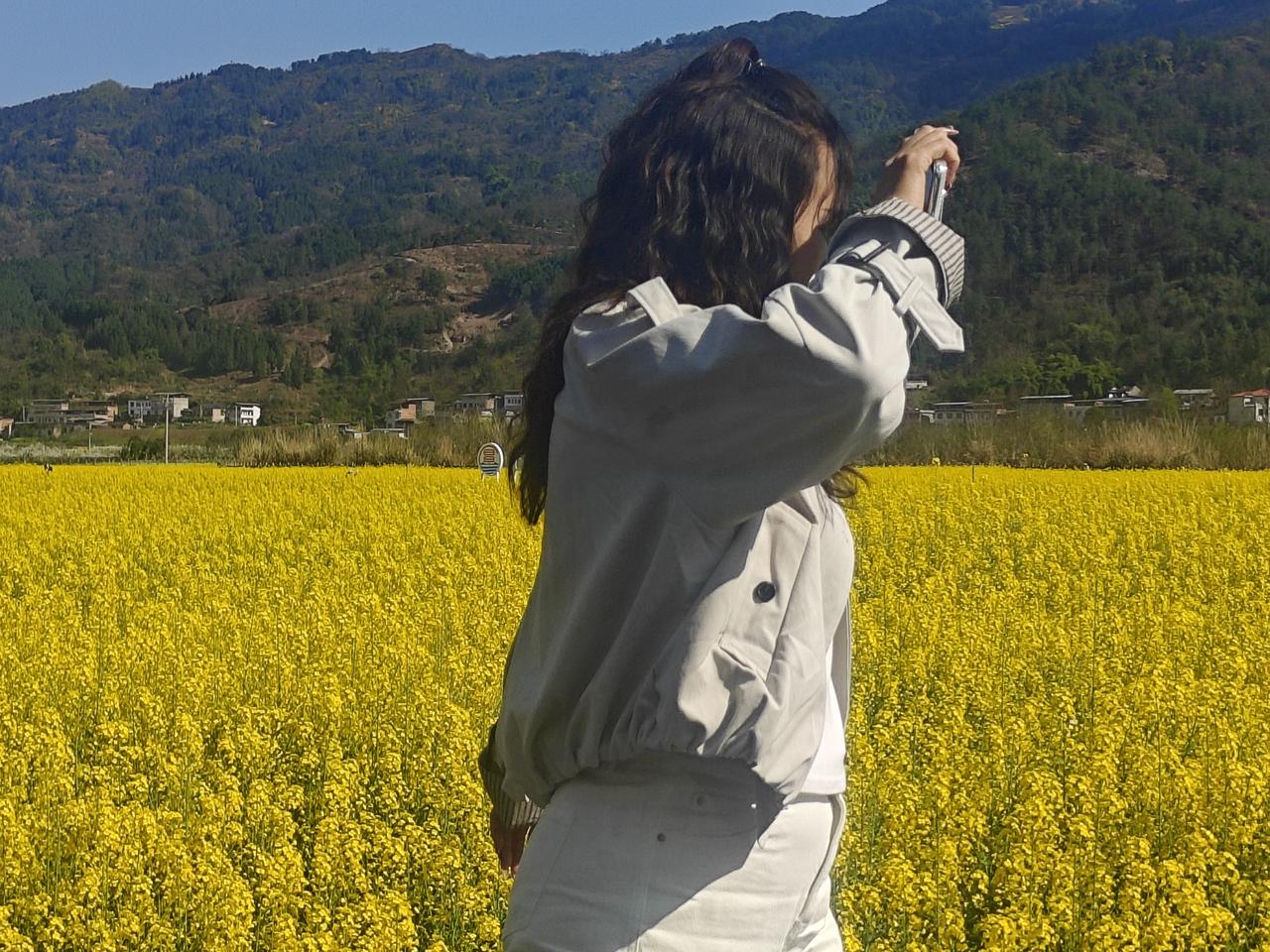 油菜花简直是春天里的颜值担当！那一大片金黄灿烂的油菜花田，看着就让人心情愉悦。