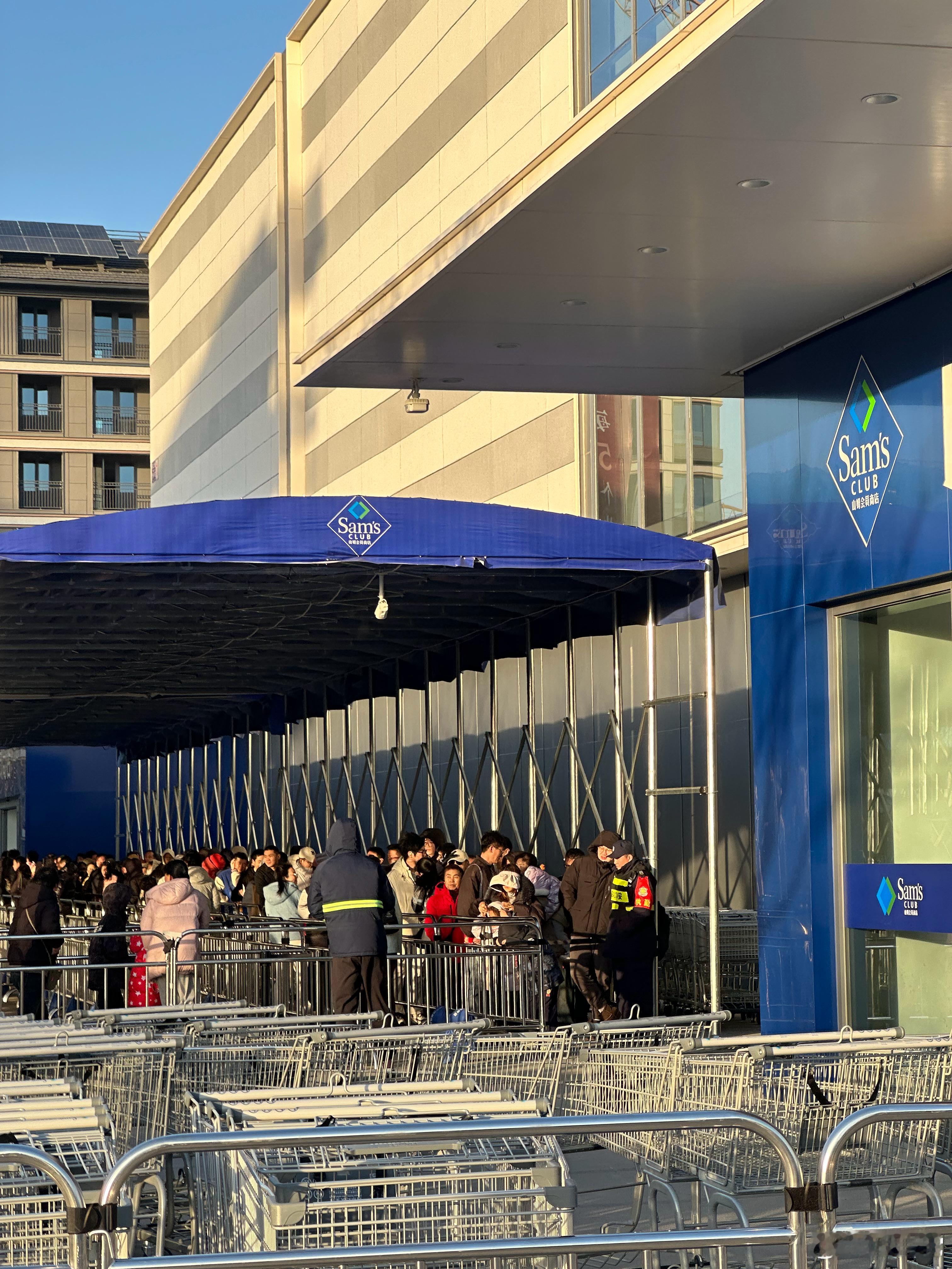 未来科学城山姆店入口控流，里面人太多了，我进去停留片刻就离开了 