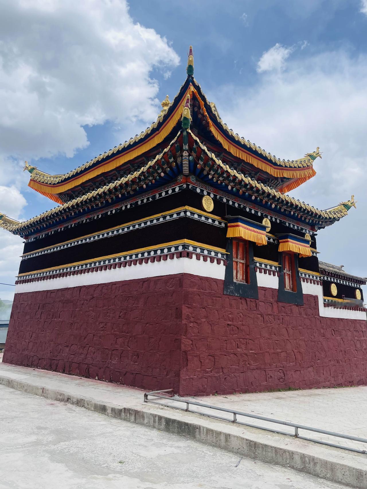 米拉日巴佛阁始建于清乾隆四十二年（1777年）；原建筑损毁，1988年重建。是安