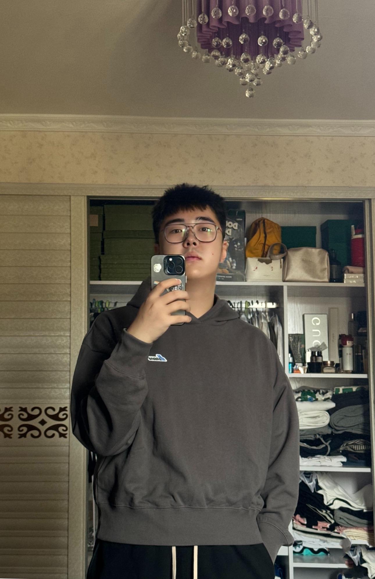 宝宝，降温了，穿好衣服别着凉。