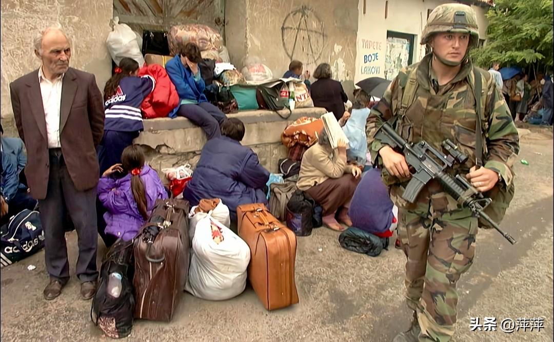 1999年北约维和部队中的美军，在科索沃米特罗维察管控流离失所的塞族难民。战后的