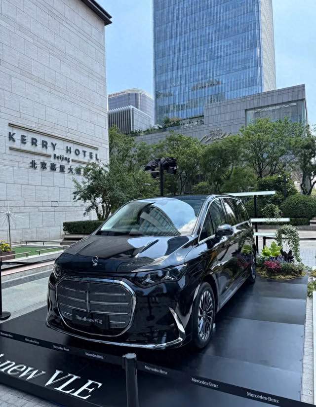 还没上市就凉了一半？奔驰VLE闯进的地狱局，连车标都不好使了