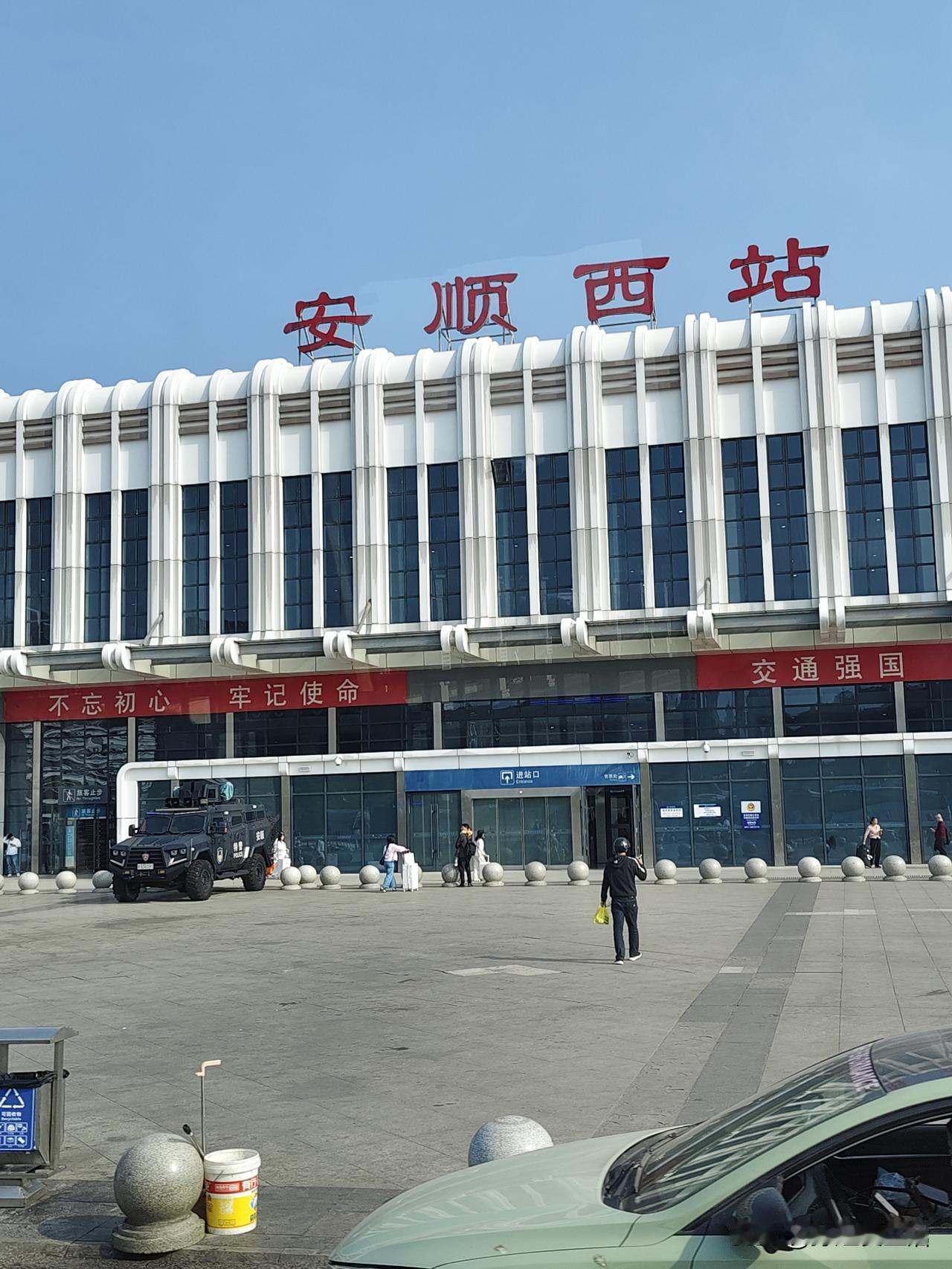 昨天我去了黄果树瀑布景区，下面来跟大家分享这一天的三餐。
早餐是在住宿酒店附近解