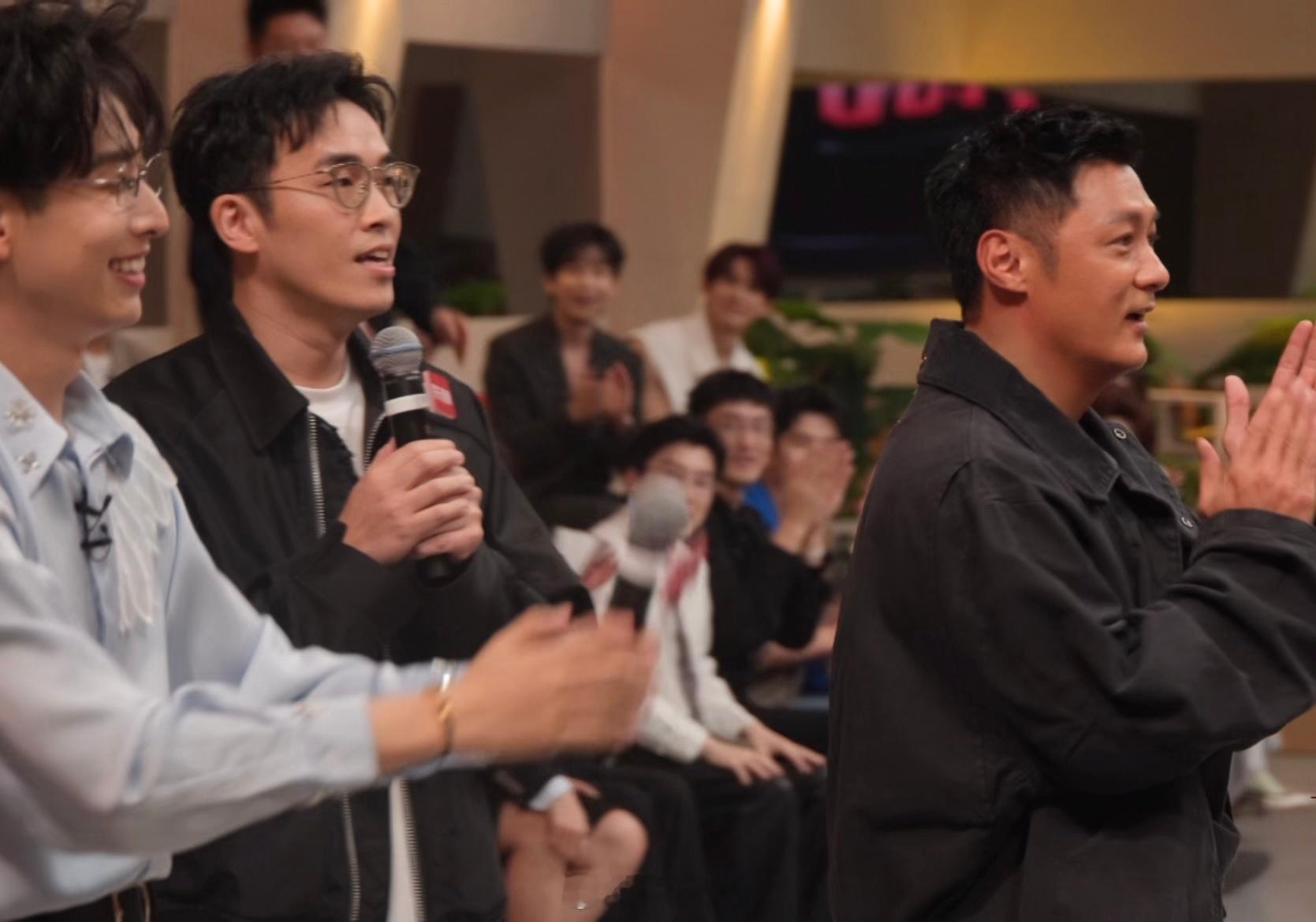 披荆斩棘直播余文乐余文乐 就是黑皮体育生啊，这肤色一看就是有在冲浪和户外hiki