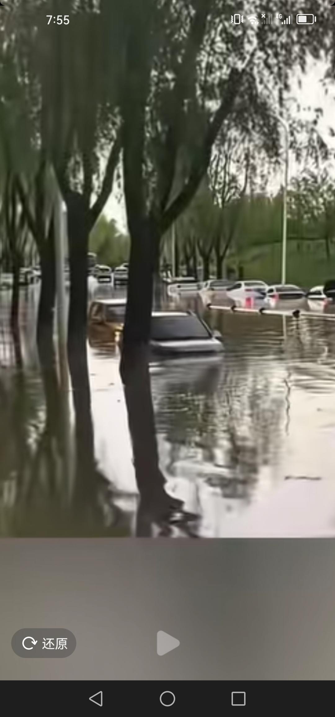 6月10号下午，长春市净月区突降暴雨，街道瞬间积水成河，不少车辆被淹。这场雨来得