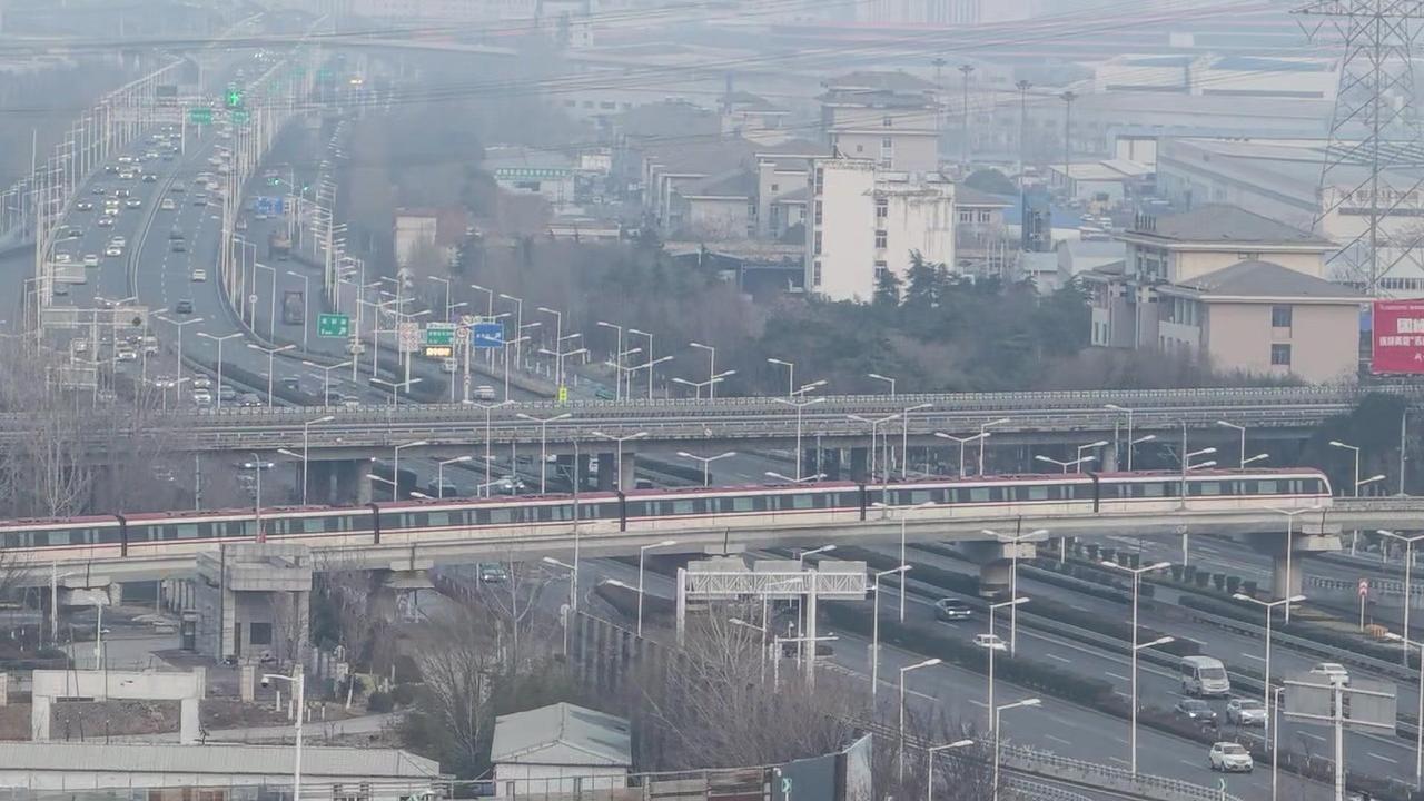 🚇徐州地铁一号线穿梭在停车场和徐州东之间，跨越徐海路的红霞仙子，进山从容不迫，